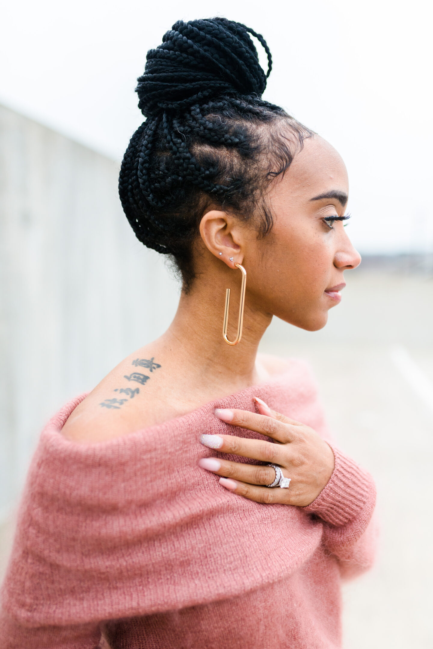 woman wearing Easy Hairstyles For Black Women and sweater